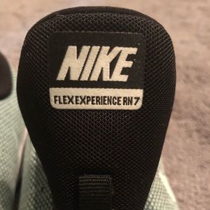 Nike Flex Experience Running Shoe 9 M